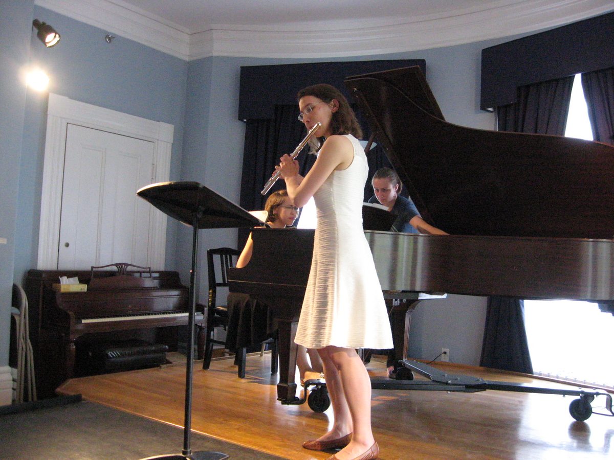 Weronika Balewski in a chamber music performance